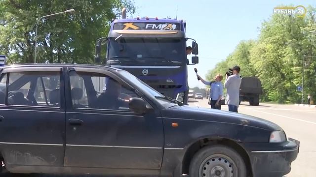 «Горячая линия». Водители грузовиков перекрывают въезд в населенный пункт