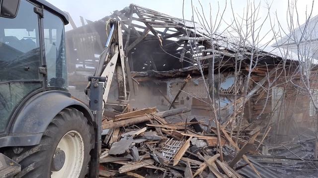Демонтаж насыпного дома. Снос дома трактором. смотреть онлайн