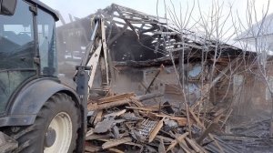 Демонтаж насыпного дома. Снос дома трактором.