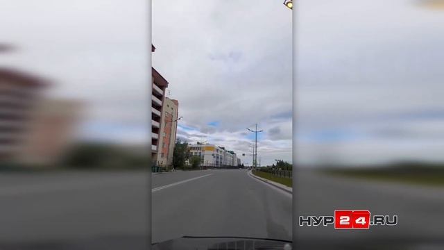 Специалисты объяснили, почему в Новом Уренгое днем горят уличные фонари смотреть онлайн