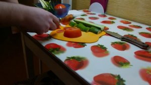 Рез томата остро заточенным ножом.