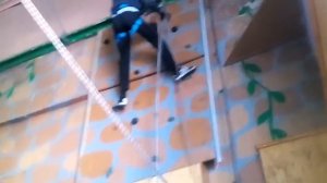 Подъём и спуск с само страховкой по скальному стенду