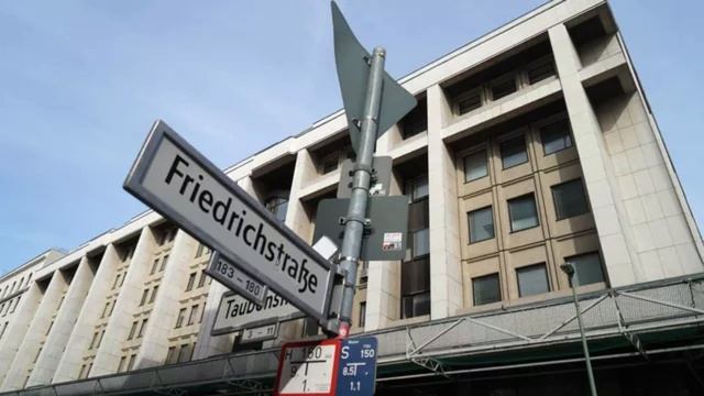 СМИ: прокуратура ФРГ инициировала проверку Русского дома в Берлине смотреть онлайн