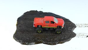 Машинки игрушки катаются по грязи. Кир Кар Тойс