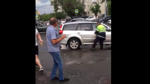 Полицейский набросился с кулаками на машину сбегающего нарушителя в центре Волгограда