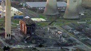 В Великобритании под обломками рухнувшего корпуса электростанции погиб человек