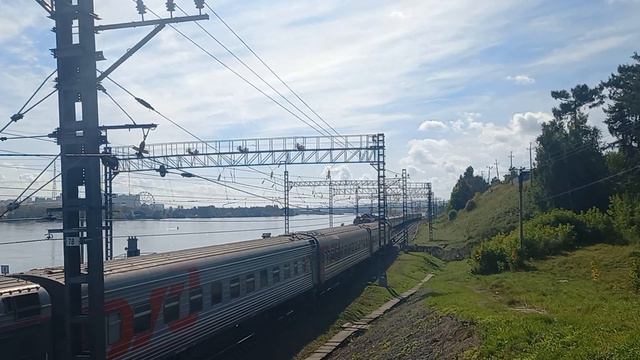 Тепловоз ТЭМ18ДМ-1715 на манёврах с составом пассажирских вагонов смотреть онлайн