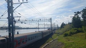 Тепловоз ТЭМ18ДМ-1715 на манёврах с составом пассажирских вагонов