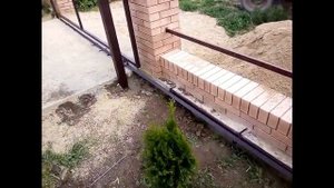 Откатные ворота и калитка из евроштакетника своими руками.Установка замка.