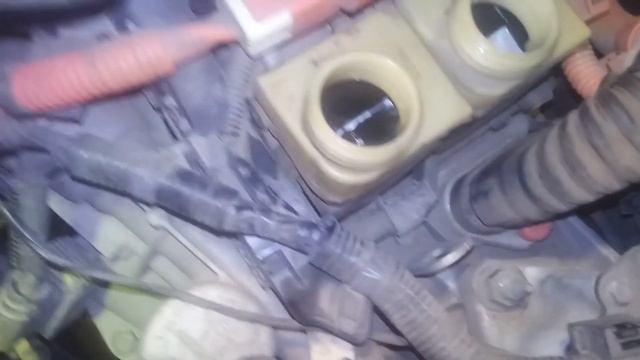 Замена DOT-4 в бачках сцепления робота Honda Fit Hybrid GP5 смотреть онлайн