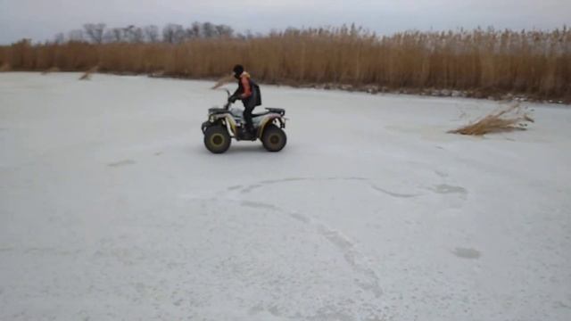 Детвора дрифтует на квадрике по льду))
