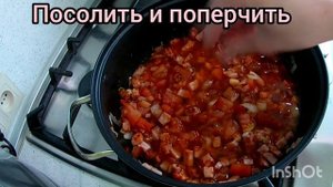 Макароны с необычным, очень вкусным и быстрым соусом из колбасы лука и помидоров.