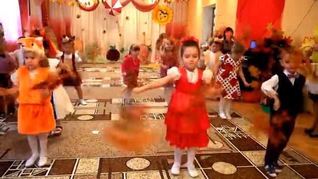 Общий танец "Осень в золотой косынке..." ср. группа смотреть онлайн
