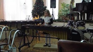 " Танец " девочка играет на ксилофоне. Вероника Назымок 8 лет.