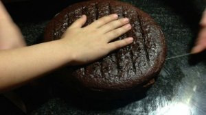 шоколадный торт на кипятке.Как сделать шоколенту на торт?Как и чем разрезать торт?