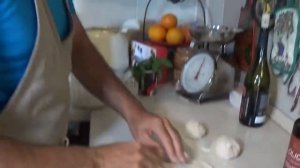 Пицца с горгонзолой, грушей и грецким орехом