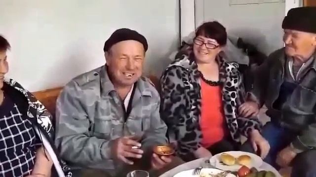 По селу идут три бабы. Вечер, пасмурно, темно! смотреть онлайн