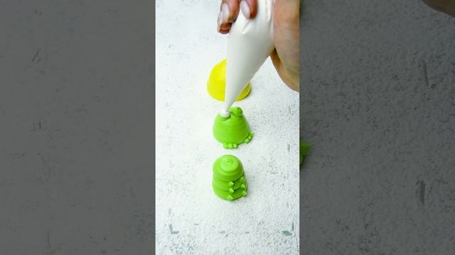 Гусеница и лягушка из машмеллоу