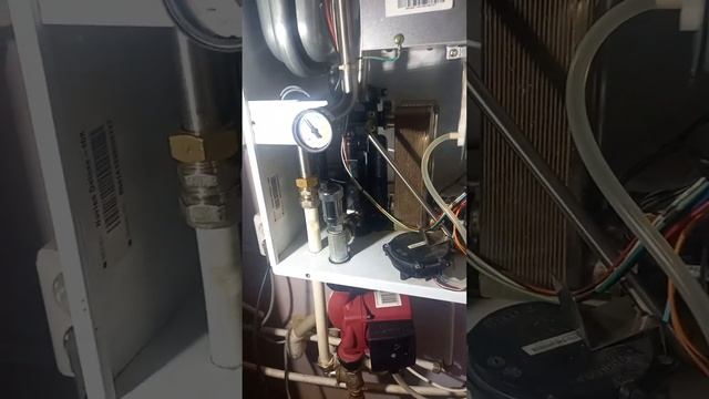 Газовый котел "Навьен де люкс". Замена штатного насоса. смотреть онлайн