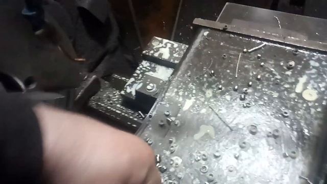 Нарезка винтовой канавки на токарном станке.
