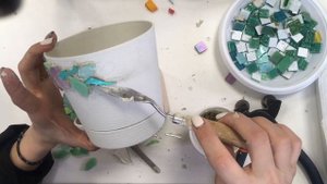 ? Украшаем кашпо мозаикой