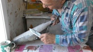 Чистим мёрзлую КЕТУ Срезаем чешую ножом