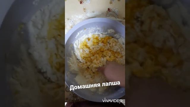 "Домашняя лапша" готовится из яйцо, соль и муки