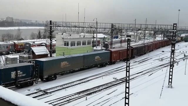 Электровоз ВЛ85-345 с грузовым поездом отправляется со станции Иркутск Пасс. смотреть онлайн