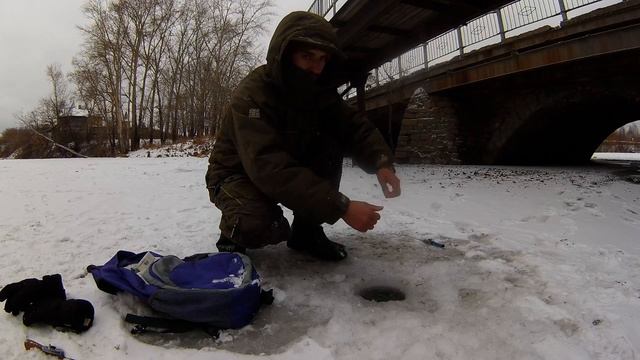 Немного половили язиков со льда на мормышку в реке Арамилке 04/12/2017 рыбалка на язя со льда смотреть онлайн