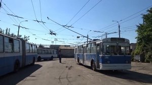 Черкасский троллейбус-ЗиУ-682В №299 "Манюня" сход головки токоприемника в троллейбусном парке.