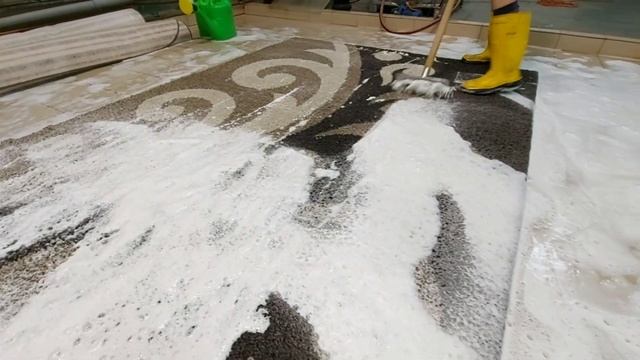 Видео стирки пушистого ковра и слоумо в конце/ Fluffy rug washing video and slowmo at the end смотреть онлайн