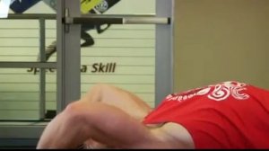 Пуловер со штангой на прямой скамье