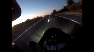 A fondo en Suzuki GSXR 400 SP... Top speed #gsxr #suzuki #oldschool #cbr #genesis #zxr