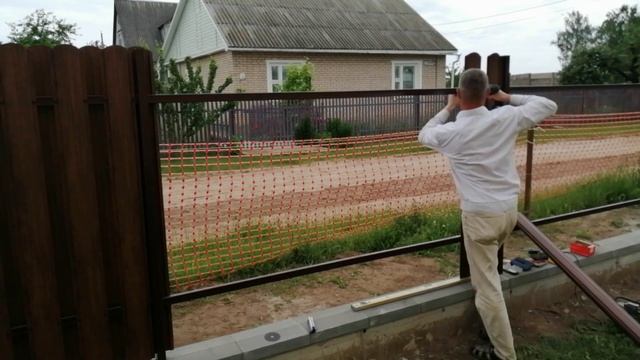 Двусторонний металлический штакетник для забора. Особенности монтажа евроштакетника.