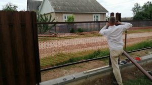 Двусторонний металлический штакетник для забора. Особенности монтажа евроштакетника.