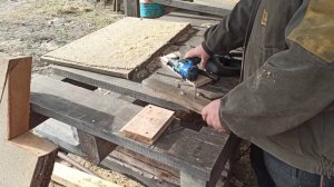 чтобы не делать отверстие под саморез.