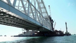 Железнодорожную арку Керченского моста поднимают на фарватерные опоры