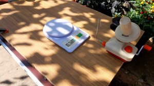 Перематываю пряжу с прялки на моталку.