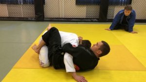 Удушающий воротником | Как задушить в закрытом гарде + ОМОПЛАТА