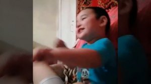 Азаматик застовляет маму его смешить)))