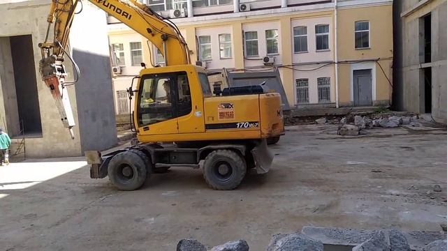 Экскаватор Hyundai r 170 w 7 с гидромолотом компании Техоптимум