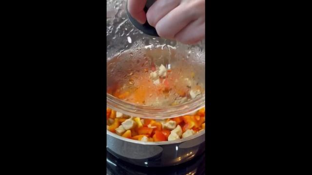 Жареный рис с курицей и овощами