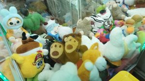 Очень классный мишка в аппарате с игрушками 😍