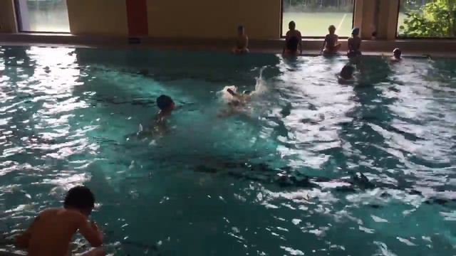 Коля учится плавать кролем смотреть онлайн