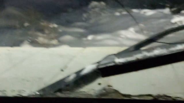 УАЗ, сток Нива и Jeep Cherokee в лесу по глубокому снегу смотреть онлайн