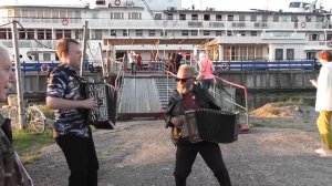 Павел Сивков (баян) и Арсений Яйцов (гармонь) _Цыганочка_. С выходом.