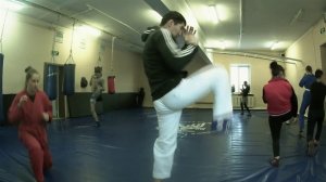 Тренировка. Упражнения с медболом для ММА. Одиночные акцентированные удары по лапам.