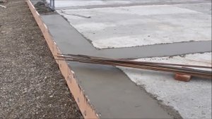 Дом с нуля. День 24. Ровняем цоколь + цементная гидроизоляция под стену.