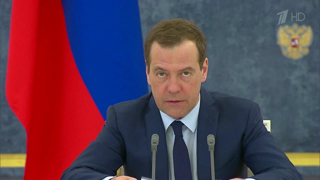 Премьер-министр Дмитрий Медведев призвал госкомпан...ходить на отечественное программное обеспечение