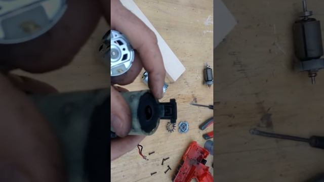 Меняем моторчик на шуруповерте 12 вольт смотреть онлайн